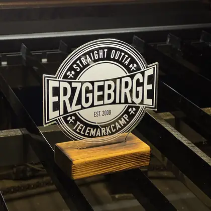 Lasergravur: Aufsteller aus Acryl & Holz