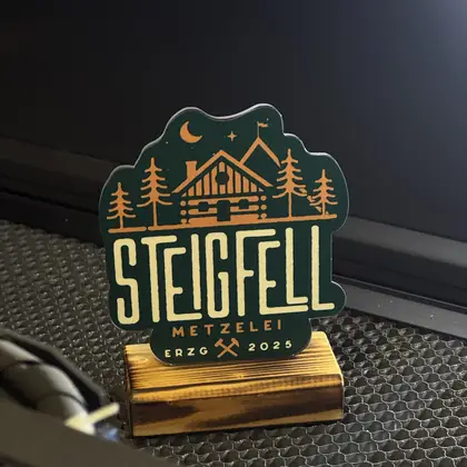 Lasergravur: Aufsteller aus Acryl & Holz